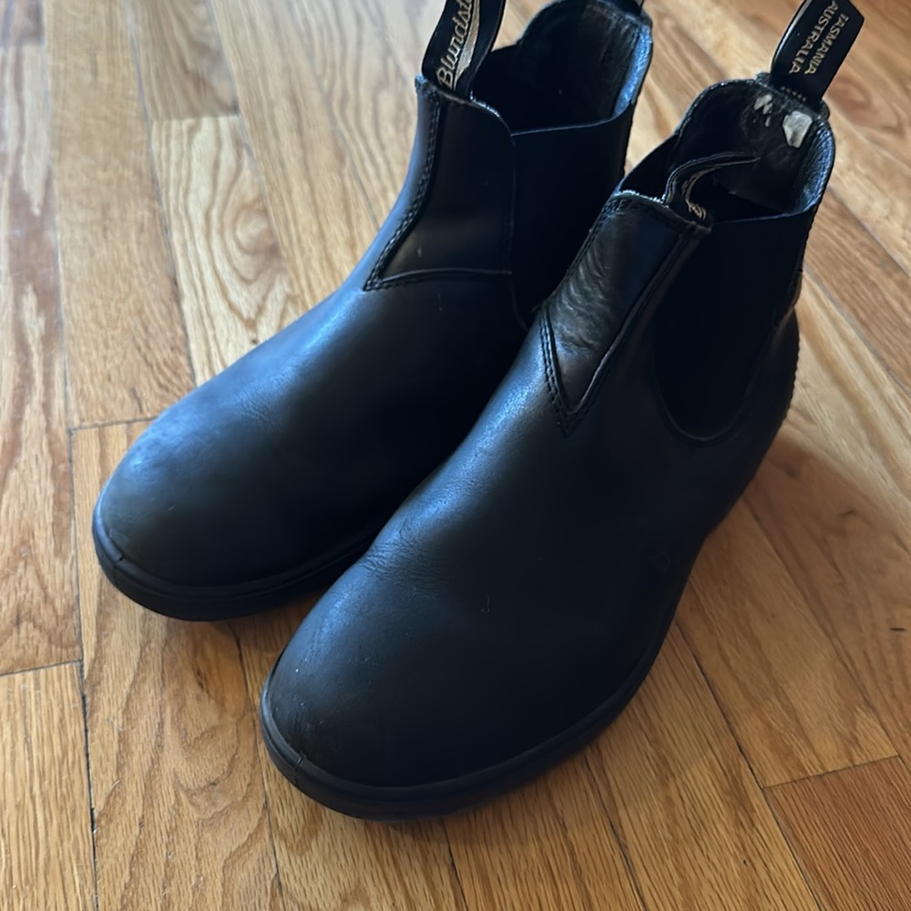 Blundstone AU 8 or US 9 black leather pull on shoes in good pre owned condition.